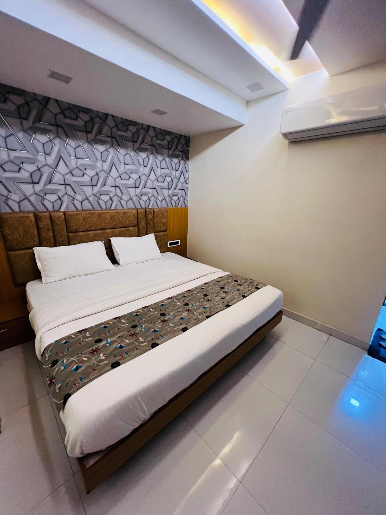 Hotel Exotic Ahmedabad Exterior photo